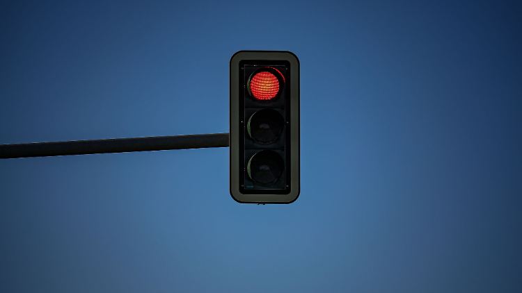 Manchmal gelten andere Regeln an der Ampel: Das Überfahren einer roten Ampel kann in Notfällen notwendig sein - und bei Grün anhalten, bei stockendem Verkehr oder wenn man auf Fußgänger achten muss.