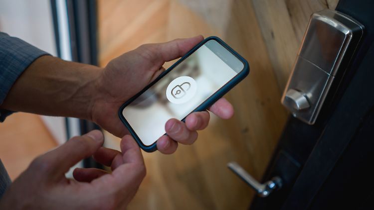 Ein smartes Türschloss ist  eines von vielen Gadgets, die sich über das Handy steuern lassen.