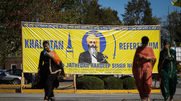 Ein Foto des getöteten Hardeep Singh Nijjar ist auf einem Transparent vor dem Sikh-Kulturzentrum "Guru Nanak Sikh Gurdwara Sahib" zu sehen.