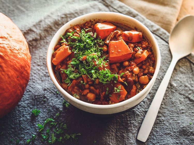 Wer Kürbis liebt, hat meist sein Rezept für die Suppe und das Ofengemüse drauf. Doch aus Kürbis lässt sich mit Möhren, Kichererbsen und kräftigem Schwarzbier auch ein vegetarisches Gulasch zaubern. So gesund!