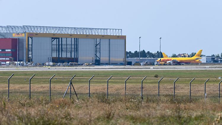 Im DHL-Zentrum am Flughafen Leipzig gerieten Paketsendungen in Brand.