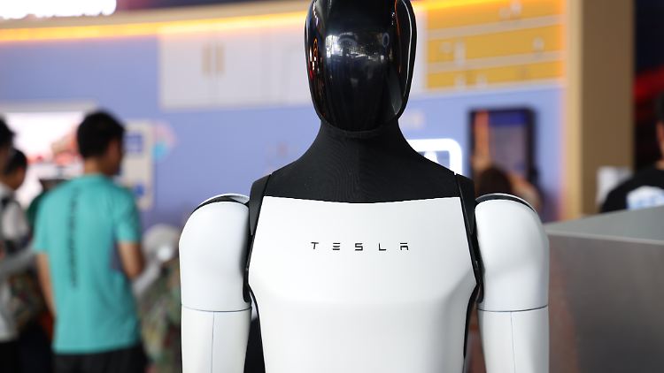 Laut dem Tesla-Chef werde der Bot viele Aufgaben im Haushalt übernehmen und für 20.000 bis 30.000 Dollar pro Stück für Verbraucher erhältlich sein.