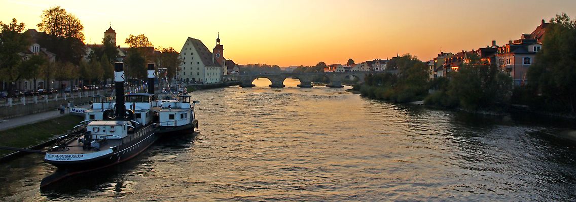 Regensburg im Dämmerlicht: Bayerns viertgrößte Stadt liegt am nördlichsten Punkt der Donau und macht auch vom Fluss aus einen idyllischen Eindruck.