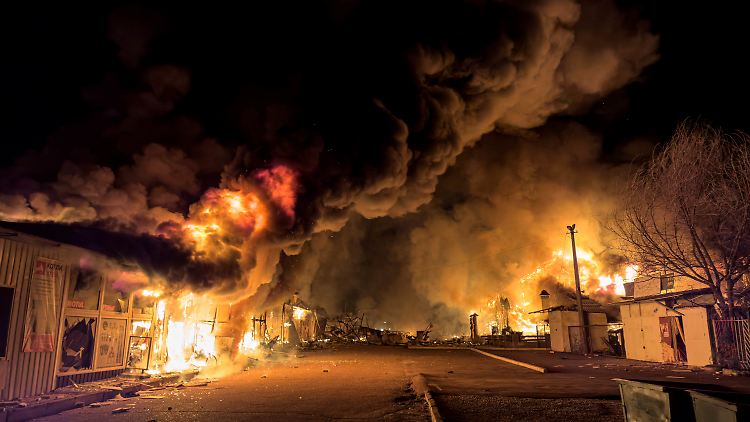 Ein Markt brennt nach dem russischem Raketenangriff auf Mykolajiw im Süden der Ukraine.