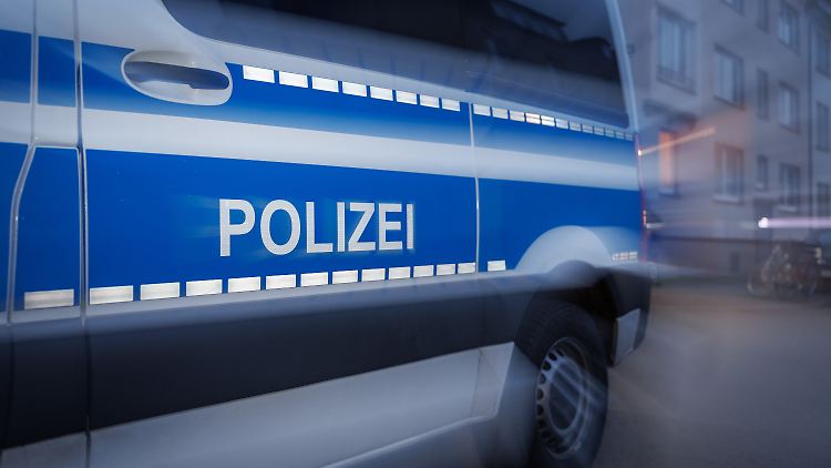 Ein Fahrzeug der Polizei steht auf einer Straße in Niedersachsen.