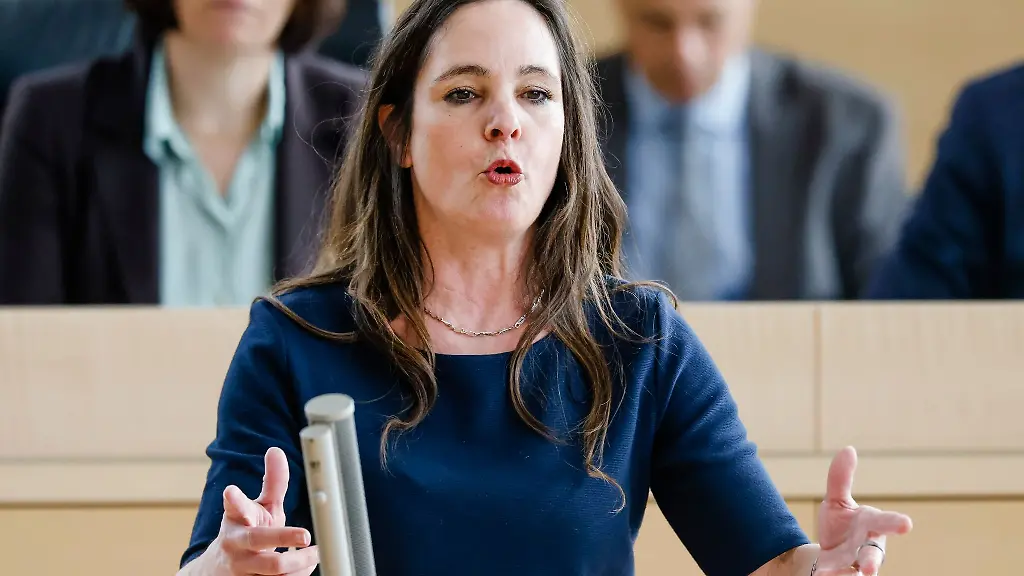 Annabell-Kraemer-spricht-im-Landtag-in-Kiel
