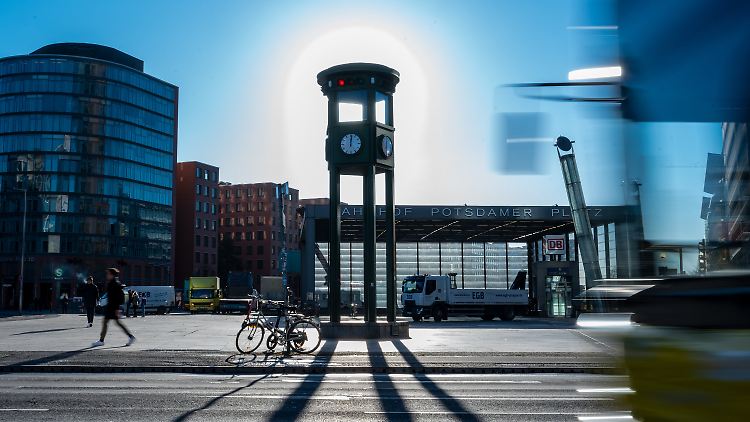 Die historische Nachbildung der Ampel steht bis heute auf dem Potsdamer Platz.