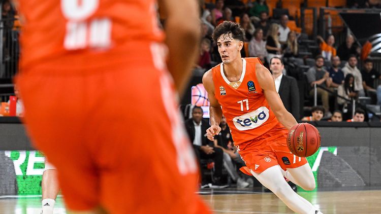 Ben Saraf zieht das Interesse der NBA-Scouts auf sich.