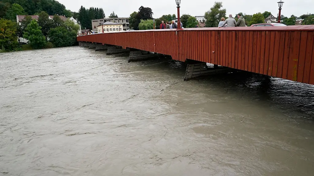 Schaulustige-beobachten-von-einer-Bruecke-aus-den-Wasserstand