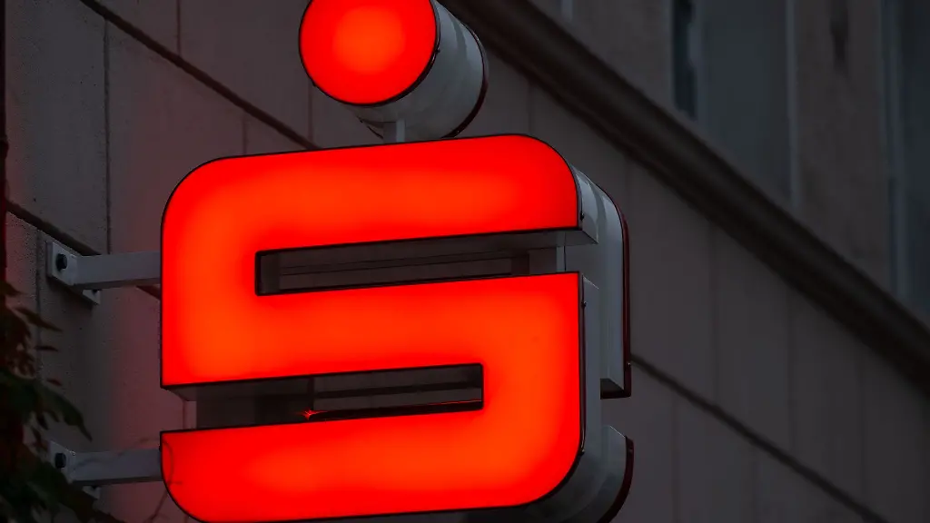 Das-Logo-der-Sparkasse-leuchtet-in-einer-Fussgaengerzone