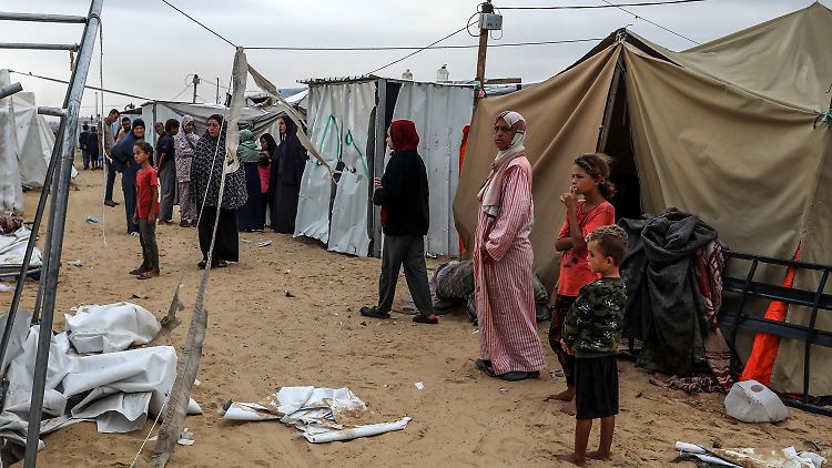 Palästinenser in der humanitären Zone Al-Mawasi im Gazastreifen. Die USA fordern, dass die Vertriebenen vor Wintereinbruch ins Landesinnere ziehen können.