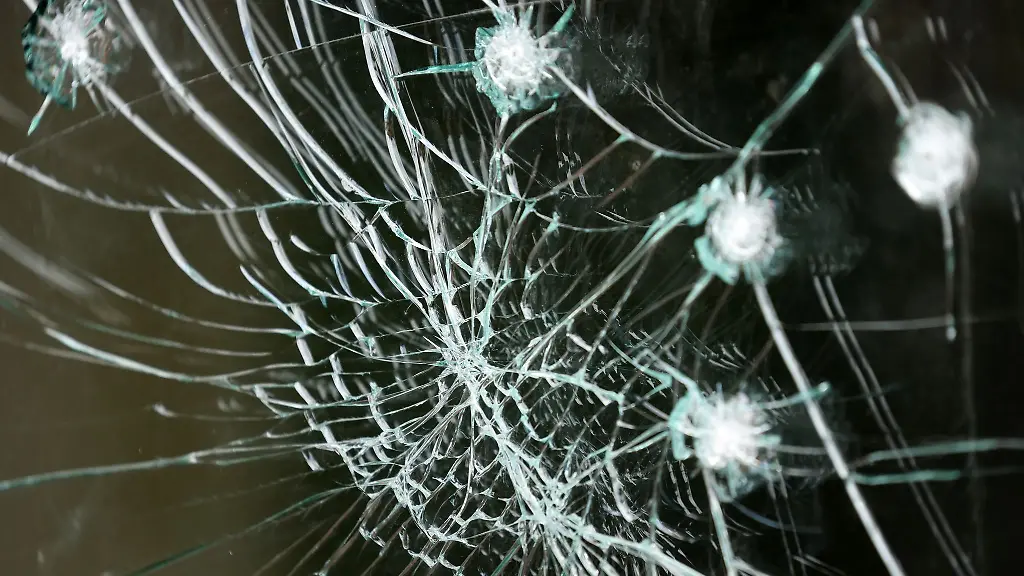 An-einer-beschaedigten-Fensterscheibe-in-Gnoien-sind-Einschuesse-und-Risse-zu-sehen