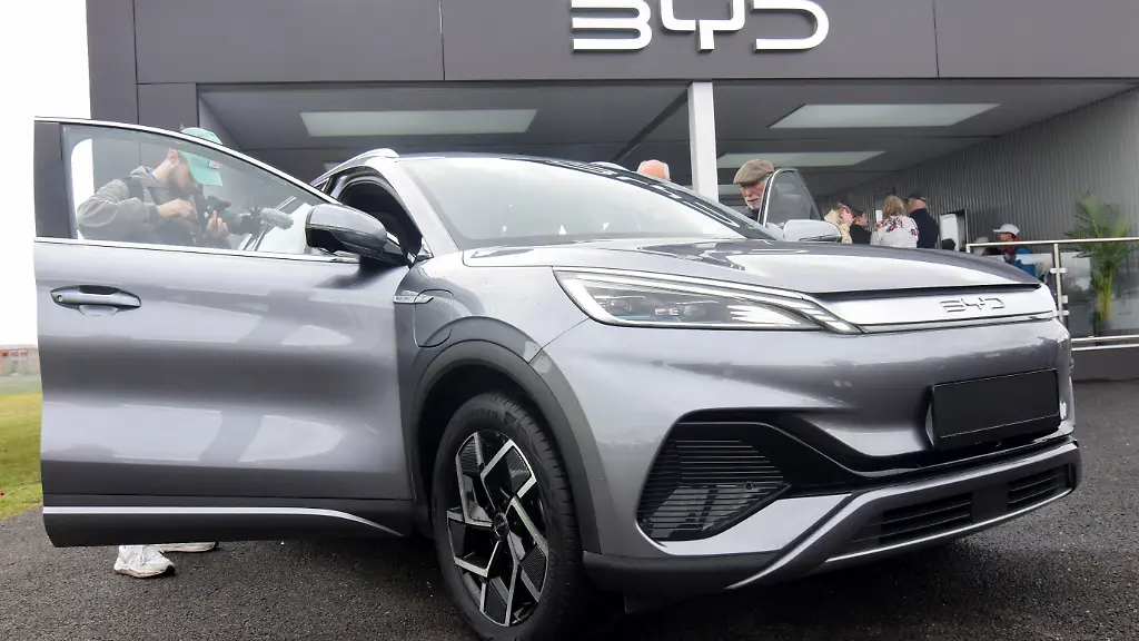 2023-05-08T011000Z-1425450917-RC2IN0AKBX1U-RTRMADP-3-CHINA-SUVS-PRICING