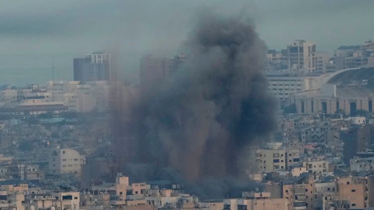Rauch steigt am Morgen nach israelischen Luftangriffen auf in Dahieh, einem südlichen Vorort von Beirut.