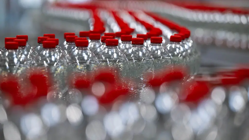 Mineralwasserflaschen-laufen-ueber-eine-Produktionslinie-der-Roxane-GmbH