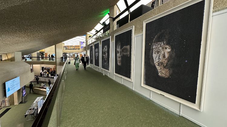 "AI-God" (2. v.r.) wird zum historischen Kunstwerk.