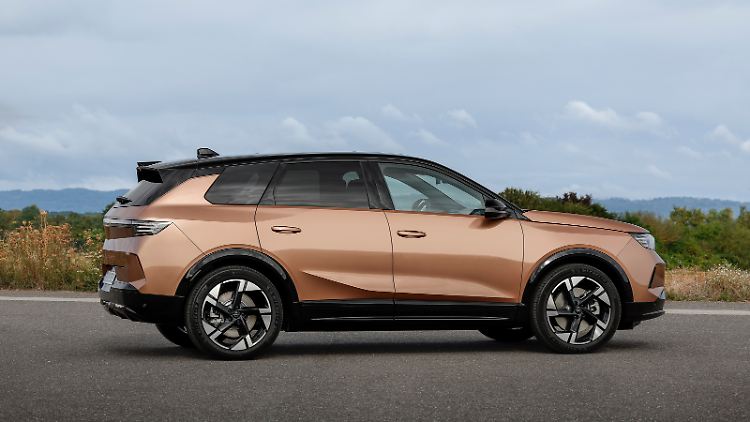 Der ausladend wirkende Opel Grandland ist mit seinen 4,65 Metern gar nicht so lang. Sein Radstand fällt mit 2,80 Metern allerdings großzügig aus.