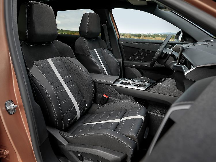 Sichtlich üppig gepolsterte Sessel machen den Opel Grandland zum feinen Langstrecken-Tourer.