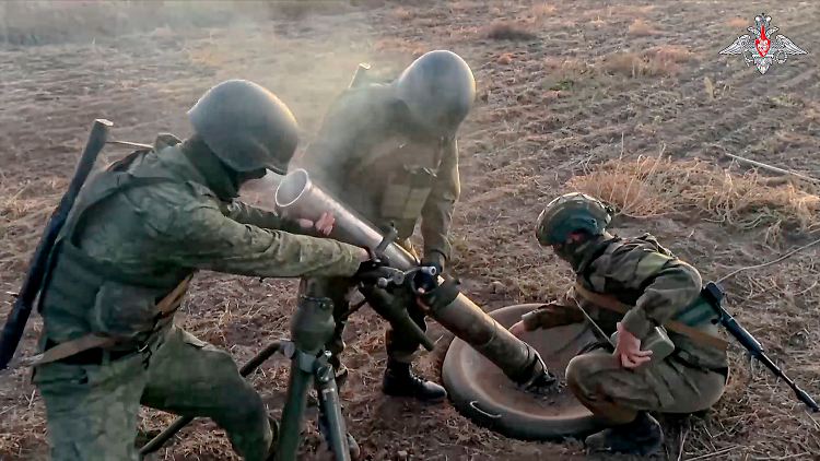 Dieses vom Verteidigungsministerium  in Moskau veröffentlichte Bild soll russische Soldaten zeigen, die auf ukrainische Positionen schießen.