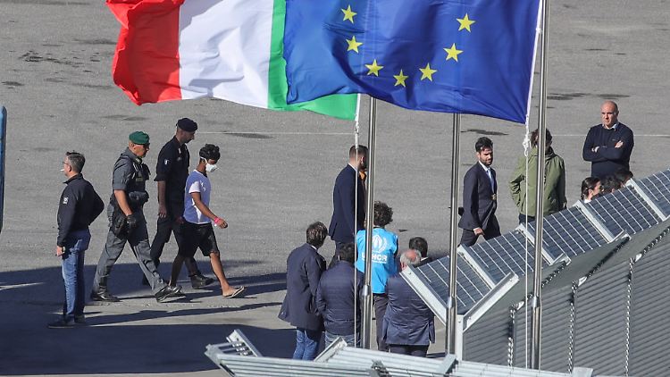 Sollten die Asylanträge der Männer, die nun nach Albanien gebracht wurden, erfolgreich sein, können sie zurück nach Italien reisen.