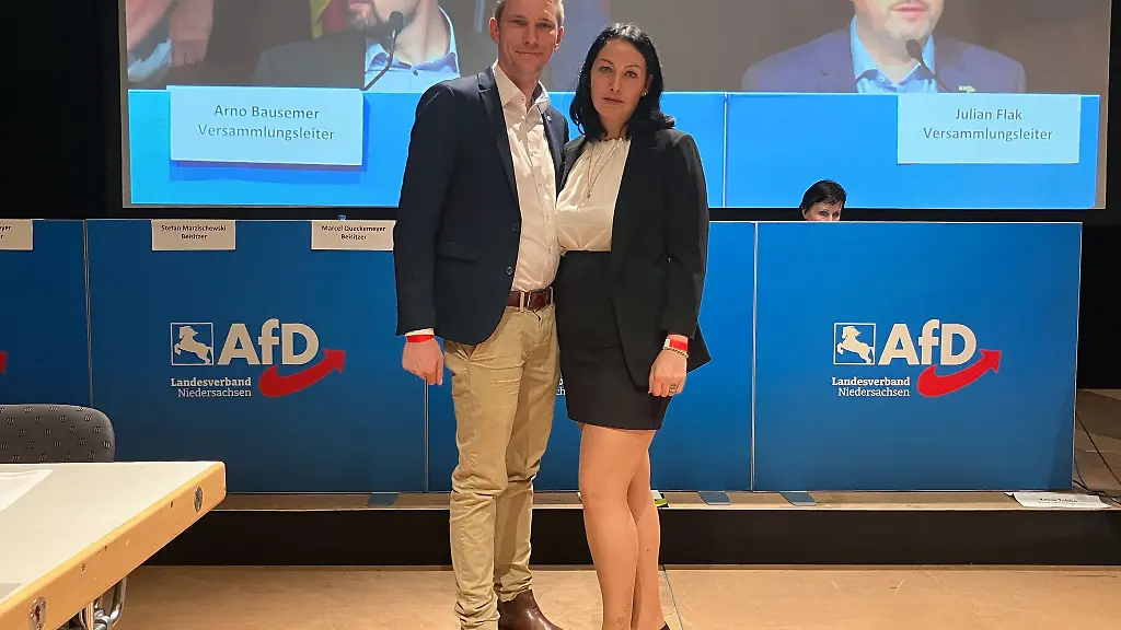 Frank-Rinck-Landesvorsitzender-der-AfD-Niedersachsen-und-Sonja-Nilz-neue-Generalsekretaerin-der-AfD-Niedersachsen-stehen-nebeneinander