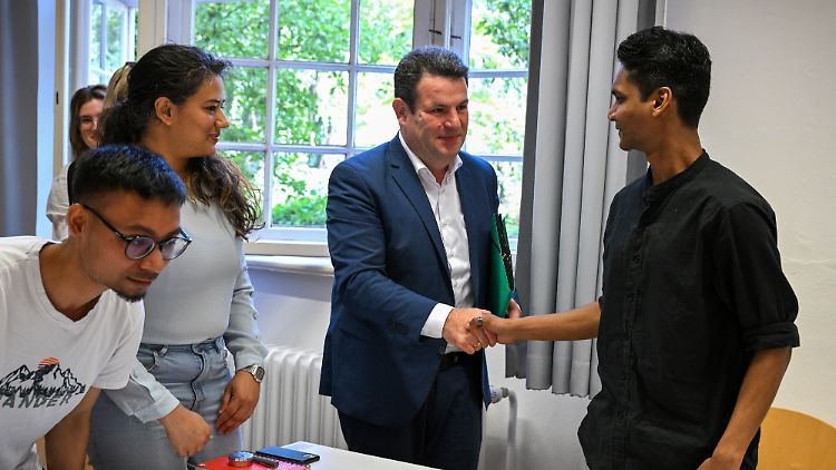 Arbeitsminister Heil im Gespräch mit indischen Studenten. Er will mehr ihrer Landsleute nach Deutschland locken.