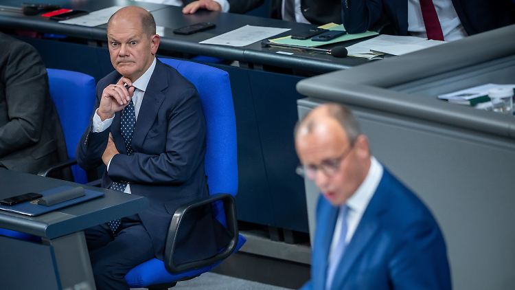 Als Merz sprach, entglitten Scholz zwischenzeitlich die Gesichtszüge.