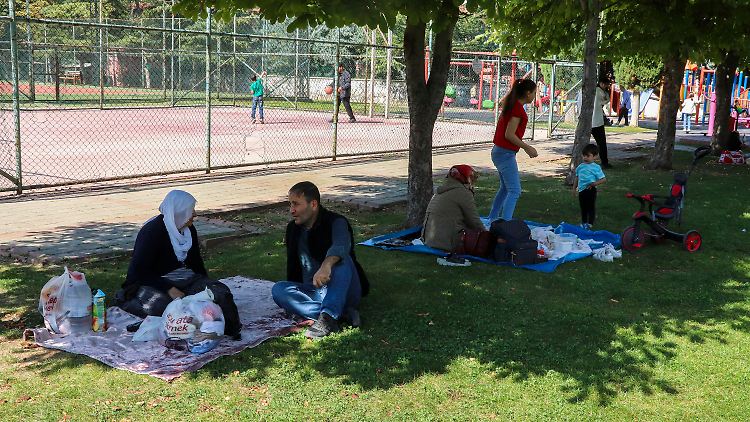 Nach dem Erdbeben in Malatya suchen die Menschen Schutz und Ruhe in öffentlichen Parks abseits von Gebäuden.