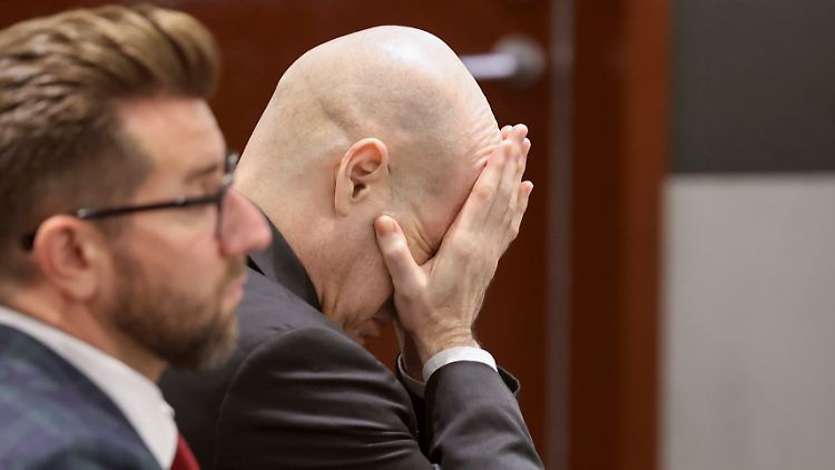 Robert Telles schlägt die Hände vor dem Gesicht zusammen. Er muss jetzt für 28 Jahre ins Gefängnis.