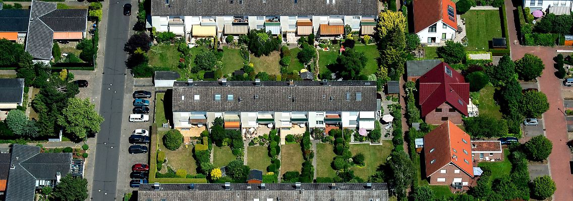 Egal, ob Kauf oder Miete: Vor der Unterschrift eines Vertrags sollten Verbraucherinnen und Verbraucher die Immobilie sorgfältig unter die Lupe nehmen - am besten zusammen mit Fachleuten.