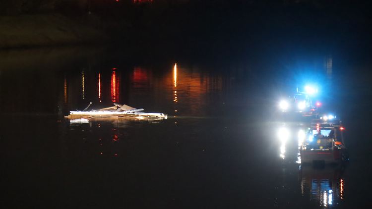 Teile des Schiffs schwimmen jetzt in einem Hafenbecken. 