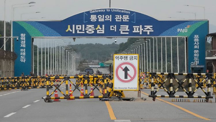 Das nordkoreanische Militär habe jegliche verbindenden Straßen und Eisenbahnlinien nach Südkorea blockiert oder gesprengt, berichtete die staatliche KCNA.