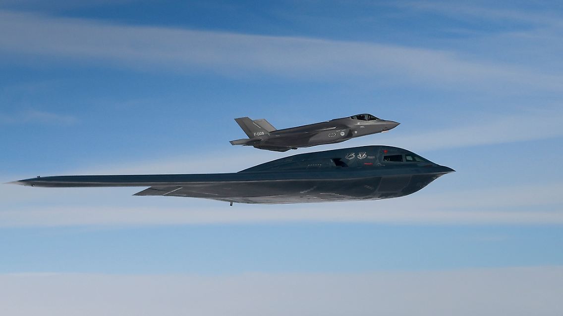 Ein B2-Bomber der US-Armee - hier auf einem älteren Foto und in Begleitung eines niederländischen Jets.