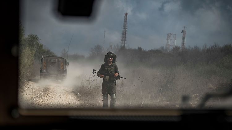 Ein israelischer Soldat bei einer Patrouille in dem südlibanesischen Dorf Nakura an der Grenze zu Israel. 