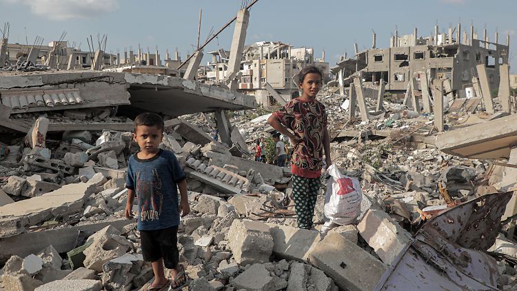 Im Gazastreifen ist die Wirtschaft wegen der Zerstörung von Gebäuden und Infrastruktur sowie der ständigen Vertreibung von Arbeitnehmern und Arbeitgebern laut Bericht praktisch zum Erliegen gekommen.