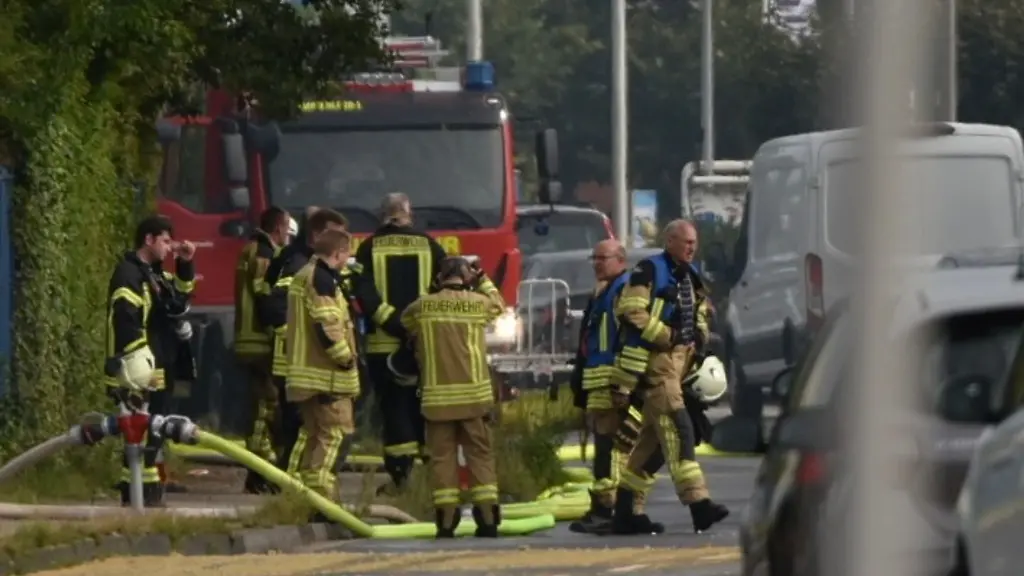 Kraefte-der-Feuerwehr-sind-im-Einsatz-bei-einem-Brand-in-einem-Chemieunternehmen