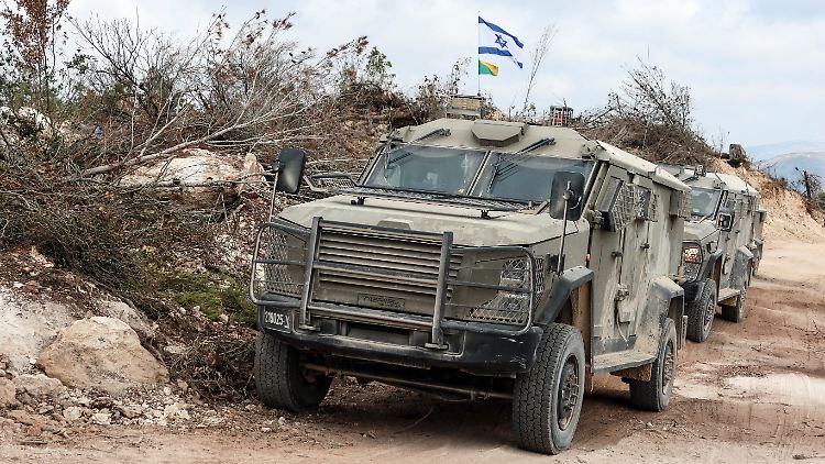 Israelische Militärfahrzeuge sind am 13. Oktober im Süden des Libanon zu sehen. 