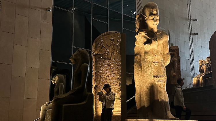 Das genaue Eröffnungsdatum des gesamten Museums wird weiterhin geheim gehalten.