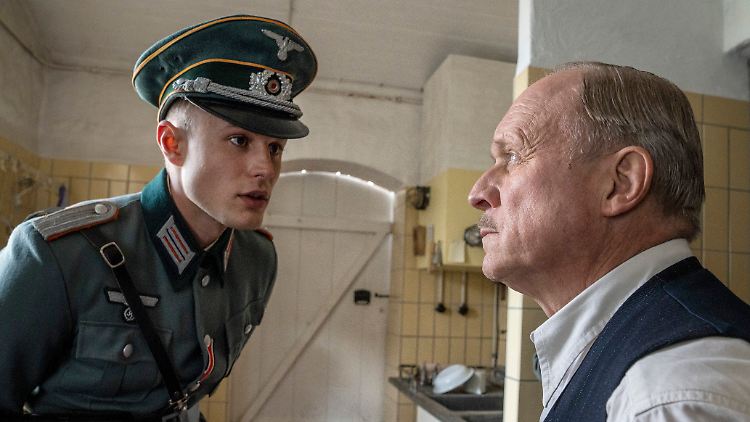 Hagen von Strelow (Ludwig Simon) und Kommissar Rother (Ulrich Tukur, v.l.) wollen einen Mord aufklären - mit sehr unterschiedlichen Methoden.