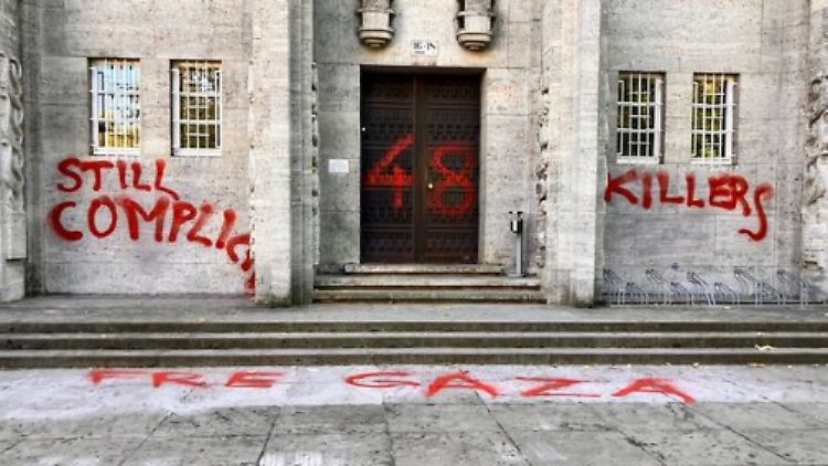 Der Eingangsbereich der Berliner Universität wurde mit Graffiti beschmiert.