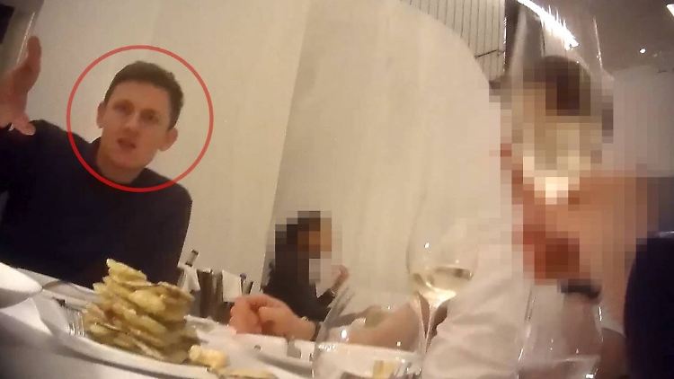 In einem Athener Restaurant sprach Ahrens über seine Führer-Fantasien. 