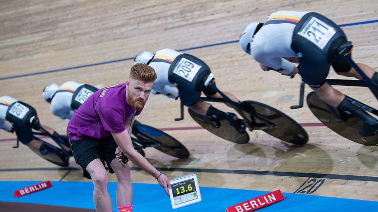 Bundestrainer Sven Meyer treibt seinen Vierer an.