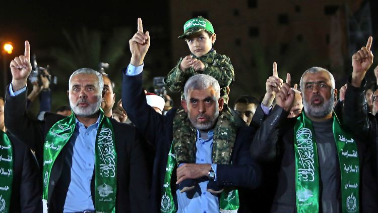 Die Hamas-Führer Hanijeh (l) und Sinwar (M.) 2017 bei einer Hamas-Kundgebung im Gazastreifen. 