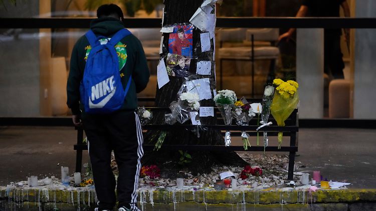 Liam Payne starb im Alter von 31 Jahren. Fans zeigen ihre Trauer an einer Gedenkstätte vor dem Hotel.