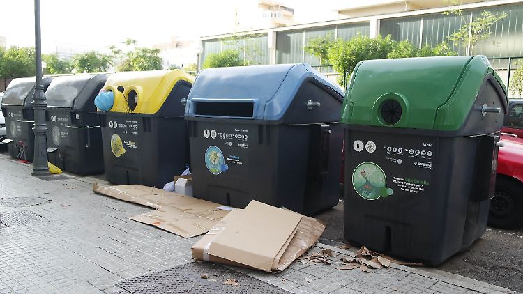 Die junge Frau starb wohl nach der Entleerung eines solchen Müllcontainers. (Archivbild)