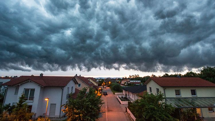 Bei Schäden am Haus, die durch Sturm, Hagel, Blitzeinschlag, Feuer und Leitungswasser verursacht wurden, greift die Wohngebäudeversicherung.