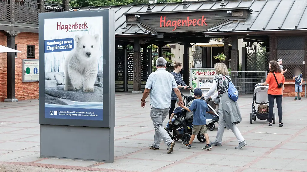 Besucher-gehen-durch-den-Haupteingang-in-Hagenbecks-Tierpark