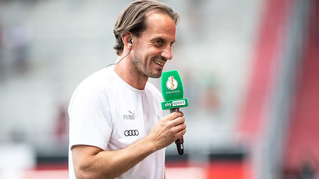 Trainer-Ruediger-Rehm-vom-FC-Ingolstadt-gibt-vor-Spielbeginn-ein-Interview