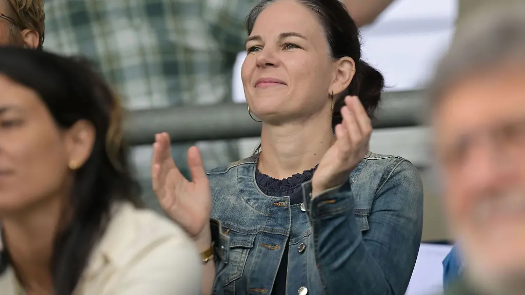 Annalena-Baerbock-Buendnis-90-Die-Gruenen-Aussenministerin-schaut-sich-das-Frauenfussballspiel-von-Turbine-Potsdam-gegen-Carl-Zeiss-Jena-an
