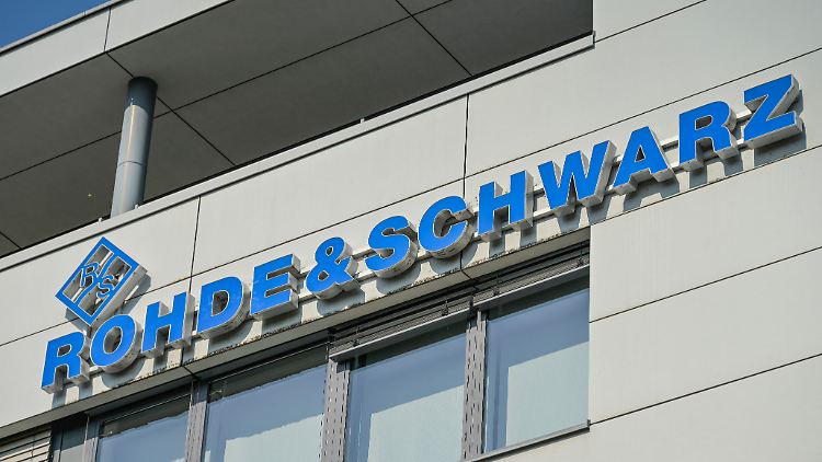 Der Unternehmensschriftzug von Rohde & Schwarz: Die Firma dementiert Lieferungen nach Russland.